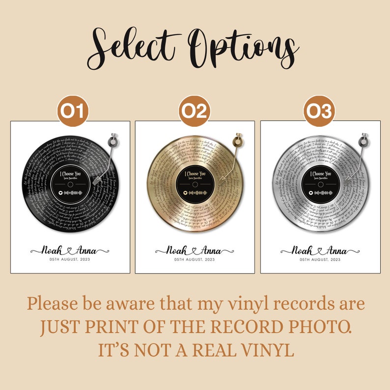 Pu&ograve; includere: Tre diversi design di dischi in vinile tra cui scegliere. Il primo design &egrave; nero con testo bianco, il secondo &egrave; oro con testo bianco e il terzo &egrave; argento con testo bianco. Ogni design presenta un disco con il testo "I Choose You" e i nomi "Noah & Anna" con la data "05TH AUGUST, 2023".