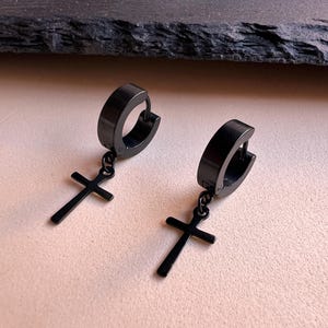Pendientes para hombre fabricados en acero inoxidable. Forma de cruz