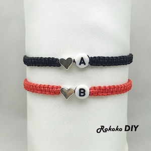 Juego de 2 pulseras de macramé con dije de corazón y letras iniciales, joyería unisex personalizada hecha a mano, cierre ajustable, regalo de amistad anudado.