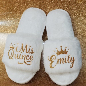 Personalisierte flauschige Hausschuhe für Quinceanera, Sweet 16 Bevorzugungen, Mis Quince Hausschuhe, Geburtstagsgeschenke, personalisierte Geschenke,