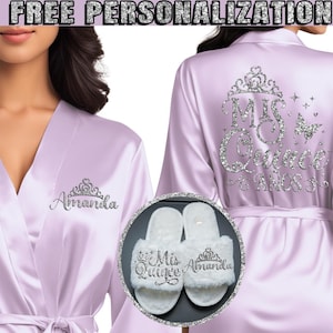 Peut inclure: Une robe en satin lavande avec une couronne scintillante argentée et le texte "Mis Quince Anos" au dos. La robe a une couronne scintillante argentée assortie et le nom "Amanda" sur le devant. Une paire de pantoufles en fourrure blanche avec le texte "Mis Quince Amanda" dessus.