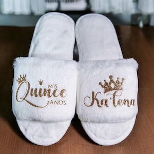 Niedliche personalisierte flauschige Hausschuhe für Quinceanera, Mis Quitte-Hausschuhe, Quinceanera-Geschenke, Mama de la Quitte-Hausschuhe, Quitte-Squad-Hausschuhe