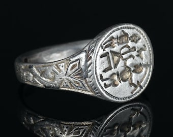 Anello con sigillo in argento antico, design medievale con due persone (16 d.C.)