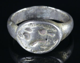 Anello con sigillo medievale in argento con incisione a testa di bestia
