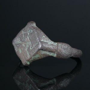 Auténtico anillo medieval Bestia con brote Joyería medieval genuina Anillo de bronce antiguo / Anillo de sello antiguo del siglo XVI AD Anillo antiguo raro