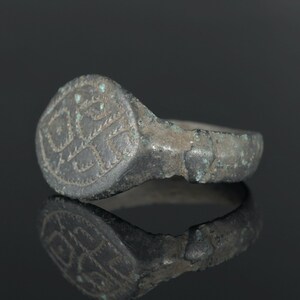 Anillo de sello en forma de almendra islámico temprano Anillo antiguo genuino Artefacto de bronce original Anillo de sello medieval Anillo antiguo grabado auténtico