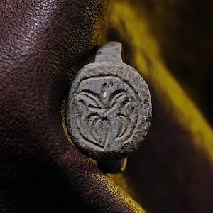 Anillo con motivo botánico Auténtico anillo medieval Siglo XVI dC Anillo de sello antiguo Anillo de bronce antiguo Joyería grabada antigua Anillo antiguo raro
