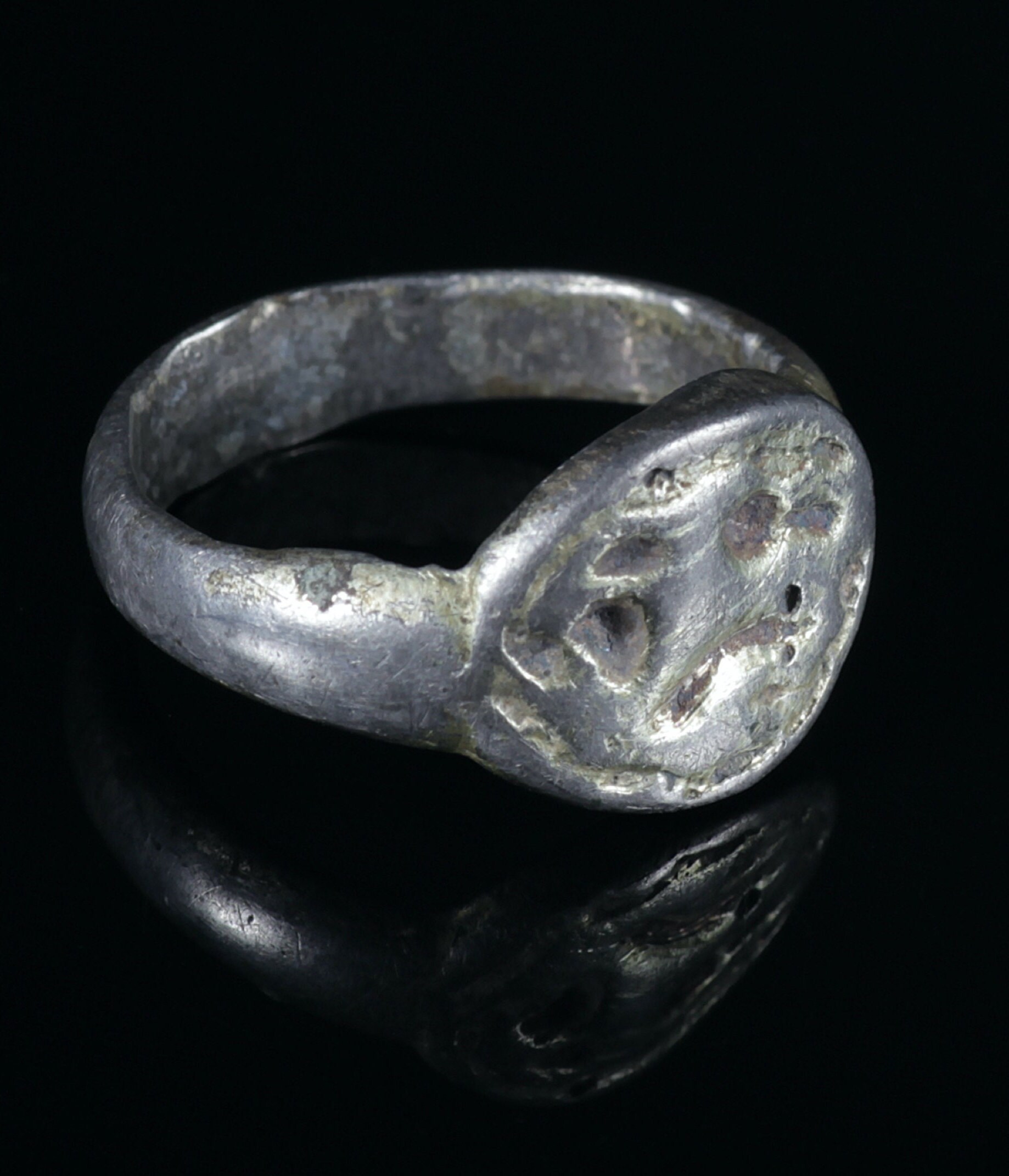 Ancient Engraved Signet Ring Beast Head to the Left Unique Ancient ...