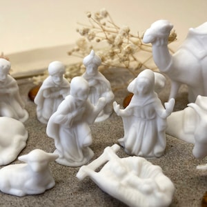 Szopka wykonana z porcelany - składająca się z 12 małych białych figurek (szopka zabytkowa)