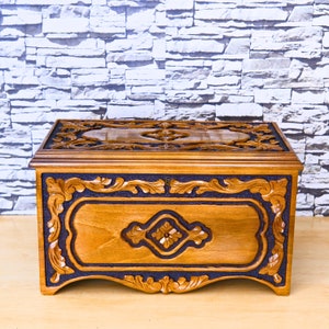 Massive Nussbaum Truhe mit handgeschnitzten Motiven, Ottoman Truhe, Schatztruhe, Holztruhe, Aufbewahrungskiste,