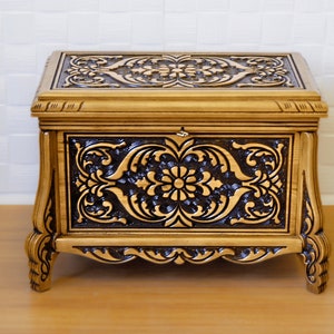 Handgeschnitzte Truhe aus Kiefernholz, große Vintage Truhe mit Blumenmotiv, dekorativer Couchtisch, Mid Century Truhe für Einweihungsgeschenk