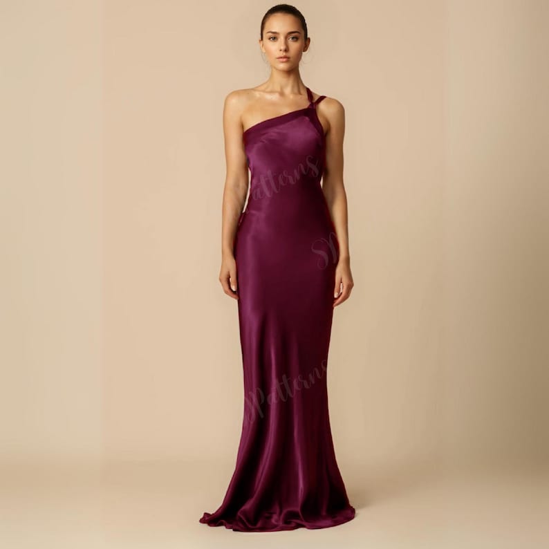 Pode incluir: Um vestido longo de cetim bord&ocirc; de um ombro s&oacute;, com um corpete justo e uma saia fluida.