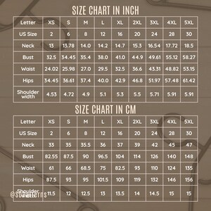 K&ouml;nnte beinhalten: Eine Gr&ouml;&szlig;entabelle in Zoll und Zentimetern, mit Ma&szlig;en f&uuml;r Hals, Brust, Taille, H&uuml;fte und Schulterbreite. Gr&ouml;&szlig;en reichen von XS bis 5XL, mit entsprechenden US-Gr&ouml;&szlig;en. Der Hintergrund ist braun.