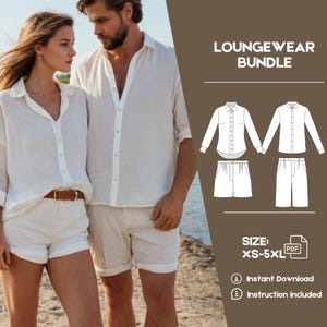 Puede incluir: Un patr&oacute;n de descarga digital para un conjunto de ropa de estar por casa, que incluye una camisa de manga larga y pantalones cortos. El patr&oacute;n est&aacute; disponible en tallas XS-5XL. La imagen muestra a una pareja vistiendo el conjunto de ropa de estar por casa en blanco.