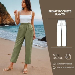 Può includere: Un cartamodello digitale per pantaloni con tasche anteriori. Il cartamodello include istruzioni ed è disponibile nelle taglie XS-5XL. L'immagine mostra una donna che indossa un paio di pantaloni verdi con tasche anteriori.