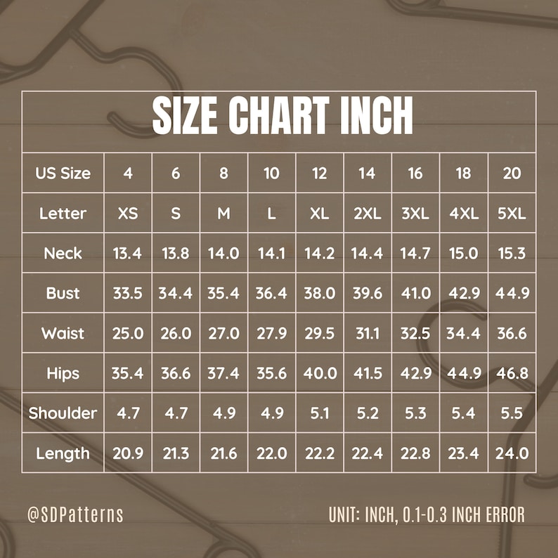 Pu&ograve; includere: Tabella delle taglie in pollici per abbigliamento, che mostra le misure di collo, busto, vita, fianchi, spalle e lunghezza. Le taglie vanno dalla XS alla 5XL.