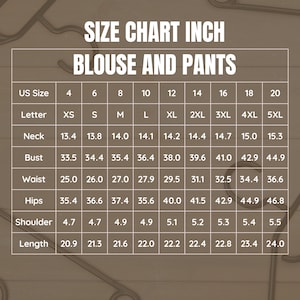 Pu&ograve; includere: Tabella delle taglie per camicie e pantaloni in pollici. La tabella mostra le taglie US dal 4 al 20, con le taglie in lettere corrispondenti XS al 5XL. Vengono fornite le misure per il collo, il busto, la vita, i fianchi, la spalla e la lunghezza.