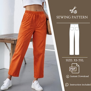 Op de afbeelding: Naai-patroon voor een oranje wijde broek met zakken. Het patroon bevat instructies en is verkrijgbaar in de maten XS-5XL.  "SEWING PATTERN" en "SIZE: XS-5XL" staan in witte tekst op een bruine achtergrond.