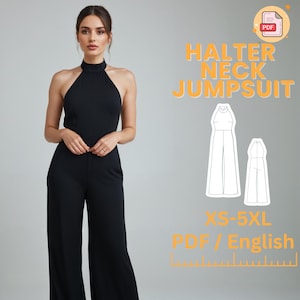 Könnte beinhalten: Ein schwarzer Jumpsuit mit Halterneck und hohem Ausschnitt. Der Jumpsuit wird an einem Model gezeigt. Das Bild zeigt auch eine Strichzeichnung des Jumpsuits und den Text "HALTER NECK JUMPSUIT" und "XS-5XL PDF / English".