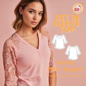 Könnte beinhalten: Ein hellrosa V-Ausschnitt-Oberteil mit Spitzärmeln. Das Bild enthält eine Zeichnung des Oberteils und den Text "SET IN SLEEVE TOP" und "XS-5XL PDF / English". Das Model trägt das Oberteil.