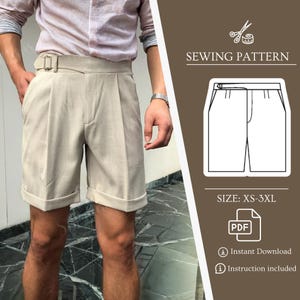 Op de afbeelding: Naai-patroon voor een beige short met een riemlus en plooien. Het patroon omvat de maten XS-3XL en is direct te downloaden. Instructies zijn inbegrepen.