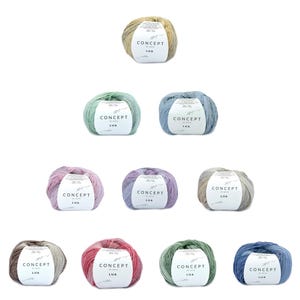 Könnte beinhalten: Sortiment von zehn Garnknäuel in verschiedenen Blautönen, Grüntönen, Rosatönen und Beige. Jedes Knäuel trägt ein Etikett mit der Aufschrift "CONCEPT by Katia LUA".