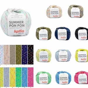 Könnte beinhalten: Eine Sammlung von 10 Garnknäuel in verschiedenen Farben, jede mit dem Etikett "Summer Pon Pon" und dem Markennamen "Katia". Das Garn ist eine Mischung aus Weiß, Grün, Blau, Gelb und Rosa.