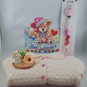 Geschenk-Set zur Geburt / Taufe (rosa) mit handmade Diamond Painting Karte, Jäckchen, Deko & Schnullerkette