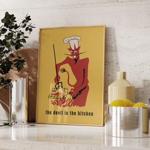 Puede incluir: Un póster amarillo con un diablo rojo que lleva un gorro de cocinero y sostiene un tenedor sobre un fuego. El texto en el póster dice "the devil in the kitchen".