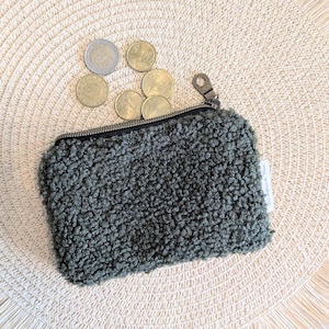 Monedero peludo color caqui con cremallera