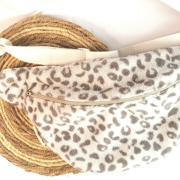 Sac banane femme en moumoute doudou léopard beige et blanc en tissu upcyclé