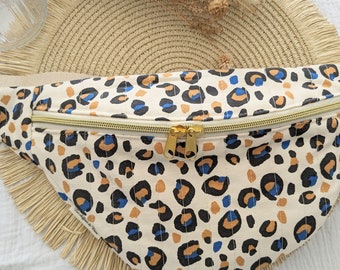 Sac banane femme matelassé motif léopard bleu et camel avec double poche intérieur, ouverture dans les 2 sens et sangle réglable