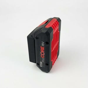 Könnte beinhalten: Ein schwarz-roter Bosch ProCORE 18V Akku für Elektrowerkzeuge. Die rechteckige Einheit verfügt über ein strukturiertes schwarzes Gehäuse mit einer markanten roten, gerippten Seitenwand, sichtbaren Schraubenköpfen und dem Aufdruck ProCORE 18V 4.0Ah.