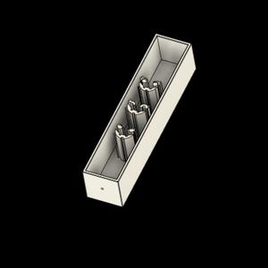 Op de afbeelding: Een rechthoekige, gebroken witte container met drie gebogen, verticale verdelers aan de binnenkant. De verdelers hebben een decoratief, architecturaal ontwerp. De container staat tegen een zwarte achtergrond.