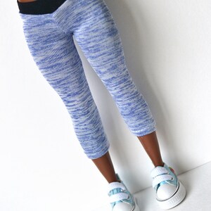K&ouml;nnte beinhalten: Blaue und wei&szlig;e gemusterte Leggings mit schwarzem Bund. Die Leggings sind cropped und werden mit hellblauen Sneakers getragen.