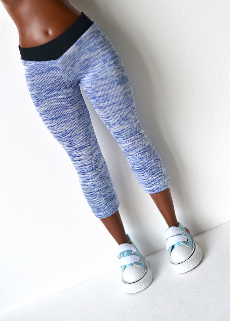 K&ouml;nnte beinhalten: Blaue und wei&szlig;e gemusterte Leggings mit schwarzem Bund. Die Leggings sind cropped und werden mit hellblauen Sneakers getragen.