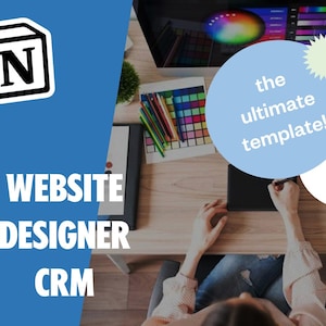 Może przedstawiać: Projektant stron internetowych używa tabletu graficznego i rysika do tworzenia projektu strony internetowej. Ekran monitora komputera pokazuje paletę kolorów i tekst "the ultimate template!" w niebieskim kółku.