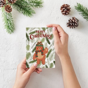 Frohe Weihnachten Postkarte | Fröhlicher Bär mit Weihnachtsmütze Feiertage Postkarte