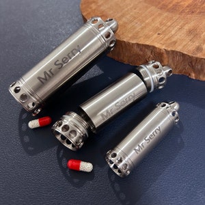 Boîte à pilules pendentif porte-clés, boîte à pilules étanche en métal personnalisée, bocal à pilules étanche, étui à pilules porte-clés en acier inoxydable