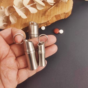 Pot pour pilules, pendentif porte-clés, étui à pilules en métal, porte-clés, forme de bambou, mini boîte à pilules étanche, pot à pilules étanche,
