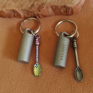 Pendentif porte-clés personnalisé personnalisé, pendentif mini cuillère, mini boîte à pilules étanche, kit de boîte à pilules mini cuillère en métal