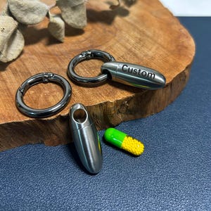Pastillero sellado personalizado / Llavero portátil para exteriores: puede almacenar cápsulas o pastillas para el corazón, pastillero sellado impermeable con colgante
