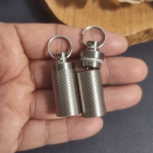 Porte-clés urne pour animaux de compagnie, pendentif porte-clés en titane, boîte à médicaments 100 % titane, boîtes à pilules en métal scellées, étui à pilules étanche