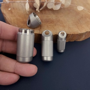Boîte à pilules de voyage extérieure EDC, pendentif porte-clés en titane, boîte à médicaments 100 % titane, boîtes à pilules en métal scellées, étui à pilules étanche