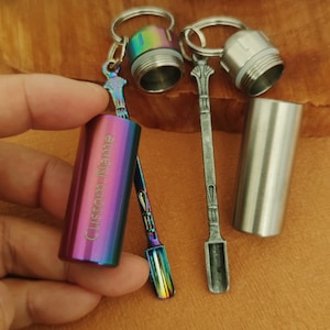Kreativer Schlüsselanhänger, Wasserdichter Pillenbox Anhänger, Reisen Salz und Pfefferstreuer, Mini Löffel Pillenbox Schlüsselanhänger Anhänger