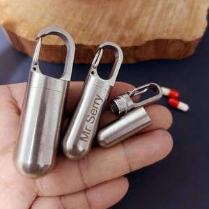 Boîtes à pilules privées personnalisées - Cadeau parfait pour la famille ou les amis !  Boîte à pilules étanche en métal EDC, étui à pilules porte-clés en métal