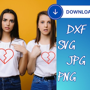 Puede incluir: Dos mujeres con camisetas blancas con un gráfico de corazón roto rojo. Las mujeres están de pie una al lado de la otra contra un fondo amarillo.