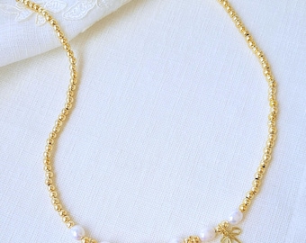 Collana con moschettone a cuore in oro: ciondolo a nastro delicato, gioielli da indossare a strati
