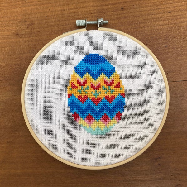 Oeuf en points comptés sur cercle de broderie