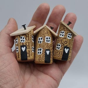 Casas de corcho reciclado: Juego de adornos en miniatura pintados a mano. Regalo para buzón.